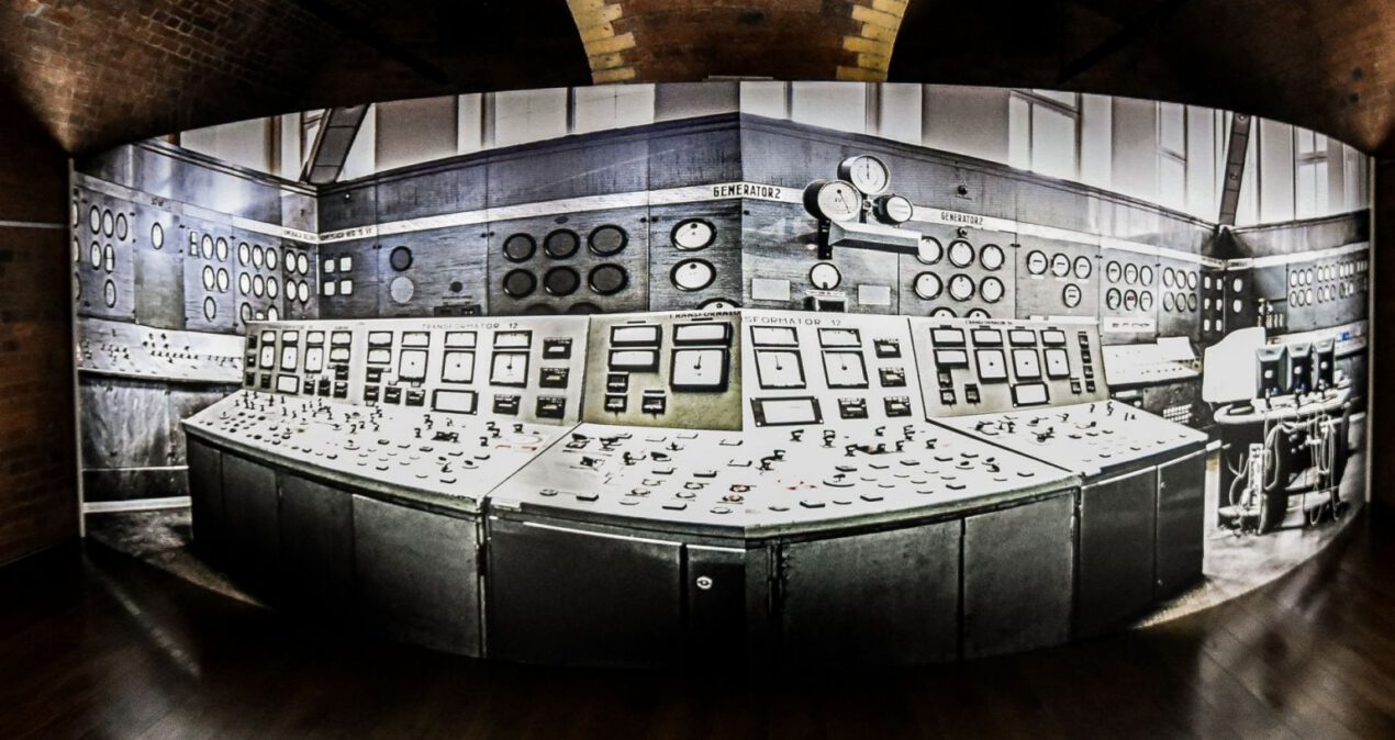 Zdjęcie wnętrza pomieszczenia sterowania elektrownią