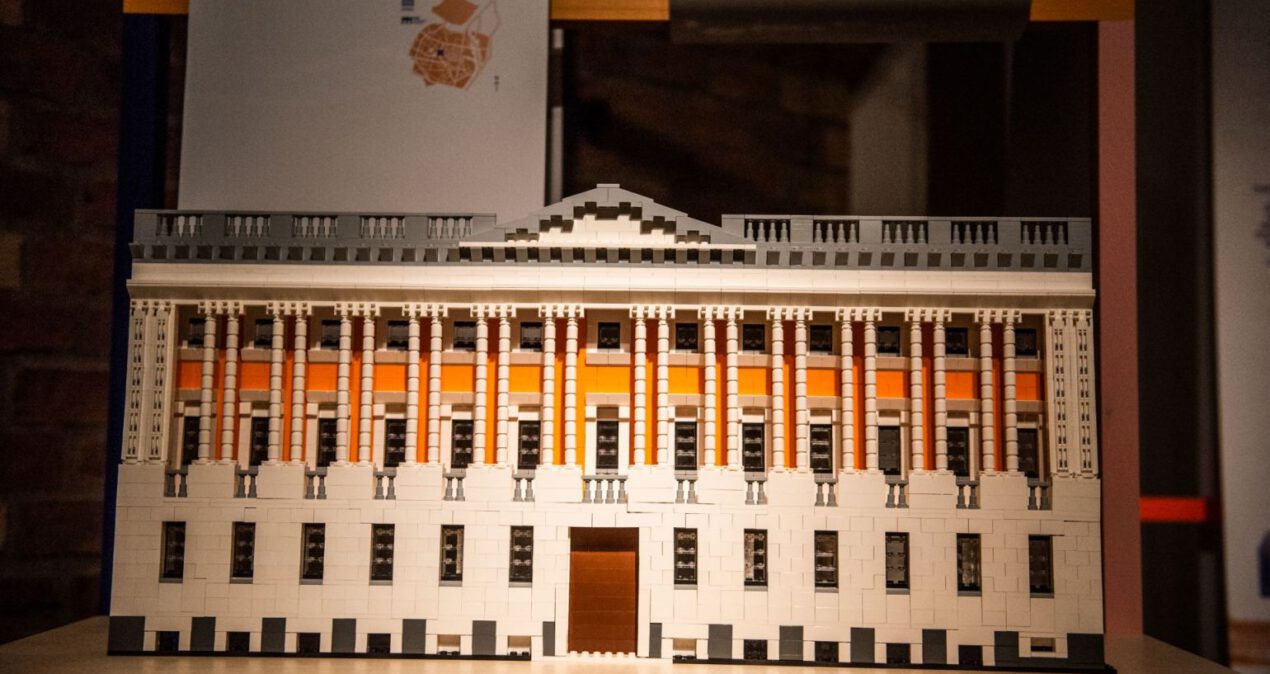 Fasada Biblioteki Raczyńskich zbudowana z klocków Lego